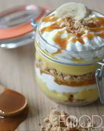 Банановый десерт с карамелью