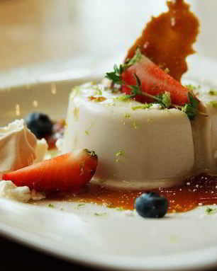 Базиликовая панна котта с клубникой и клубничным сахаром