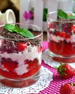 Десерт творожный с клубникой и шоколадом