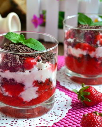 Рецепт десерта творожного с клубникой и шоколадом