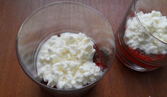 десерт творожный с клубникой и шоколадом