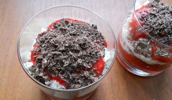 десерт творожный с клубникой и шоколадом