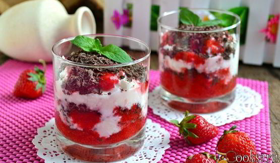 десерт творожный с клубникой и шоколадом