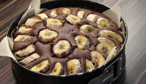 финиковый пудинг с бананами и карамелью