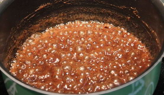 финиковый пудинг с бананами и карамелью