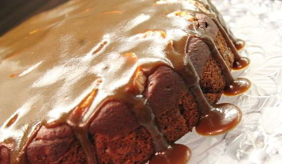 финиковый пудинг с бананами и карамелью