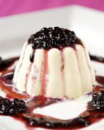 Французский десертный сыр с ежевичным соусом