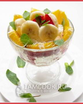 Фруктовый десерт с мороженым и мятой