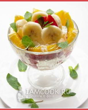 Фруктовый десерт с мороженым и мятой