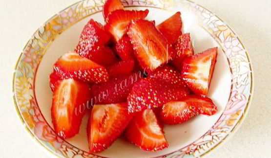 фруктовый десерт с мороженым и мятой