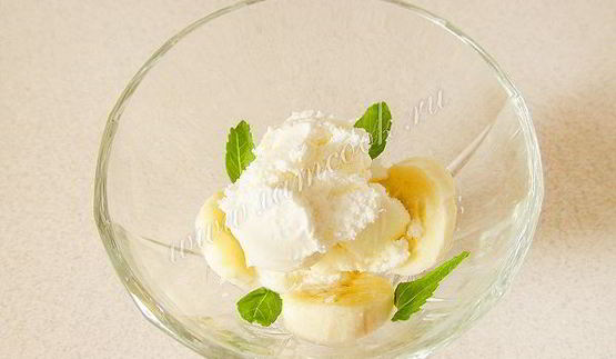 фруктовый десерт с мороженым и мятой