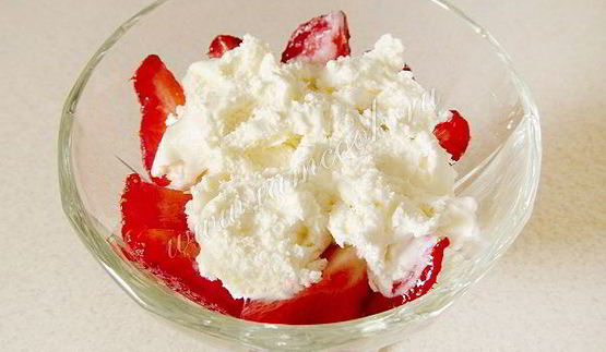 фруктовый десерт с мороженым и мятой