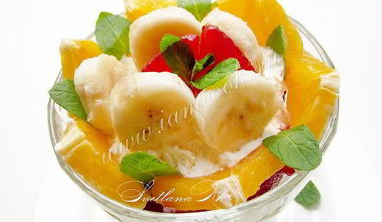 фруктовый десерт с мороженым и мятой