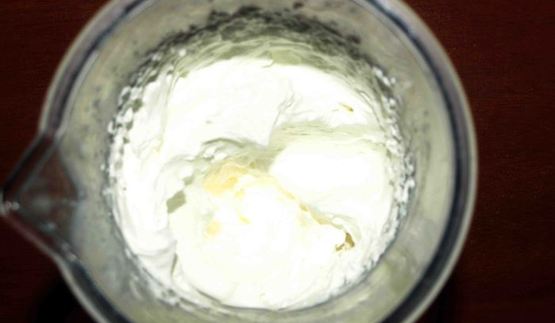 горячий шоколад с перцем чили и взбитыми сливками