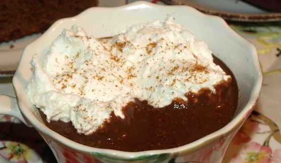 горячий шоколад с перцем чили и взбитыми сливками