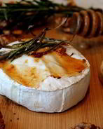 Камамбер на гриле с карамелизированными грецкими орехами