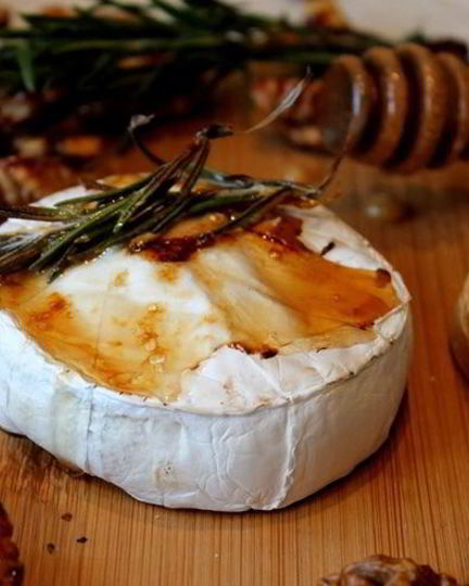 Рецепт камамбера на гриле с карамелизированными грецкими орехами