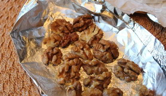 камамбер на гриле с карамелизированными грецкими орехами