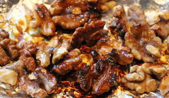 камамбер на гриле с карамелизированными грецкими орехами