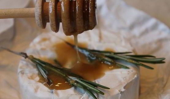 камамбер на гриле с карамелизированными грецкими орехами