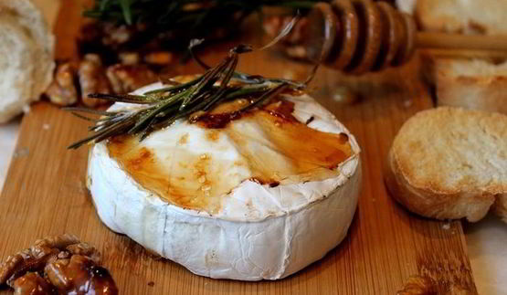 камамбер на гриле с карамелизированными грецкими орехами