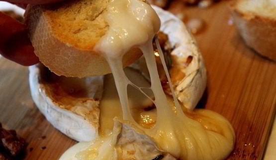 камамбер на гриле с карамелизированными грецкими орехами