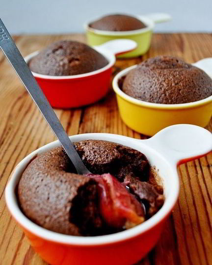 Рецепт клафути со сливами и шоколадом