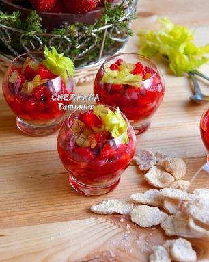 Клубничный десерт с сельдереем под имбирным сиропом