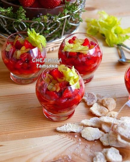 Рецепт клубничного десерта с сельдереем под имбирным сиропом