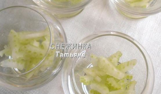 клубничный десерт с сельдереем под имбирным сиропом