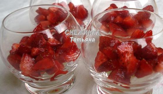 клубничный десерт с сельдереем под имбирным сиропом