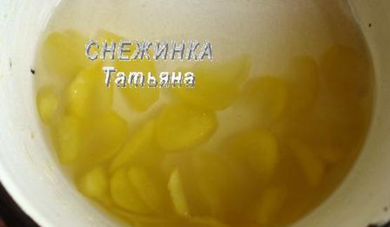 клубничный десерт с сельдереем под имбирным сиропом