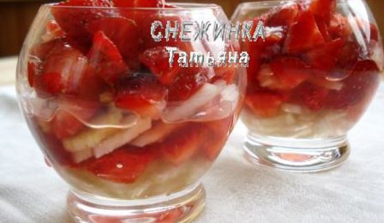 клубничный десерт с сельдереем под имбирным сиропом