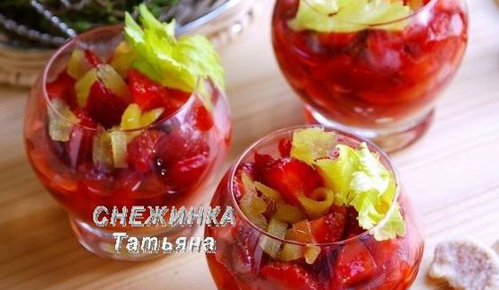 клубничный десерт с сельдереем под имбирным сиропом