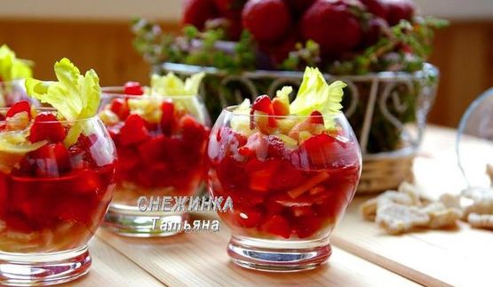 клубничный десерт с сельдереем под имбирным сиропом