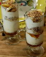 Кофейный десерт со взбитыми сливками и орехами пекан