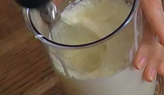 кофейный десерт со взбитыми сливками и орехами пекан