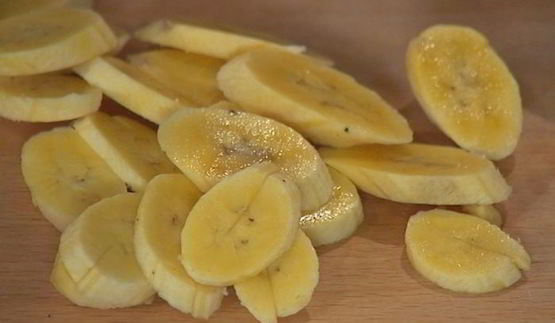 кофейный десерт со взбитыми сливками и орехами пекан