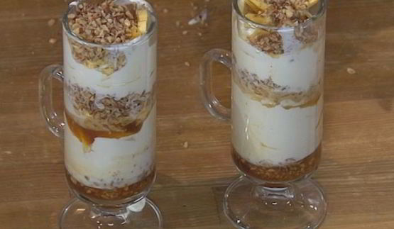 кофейный десерт со взбитыми сливками и орехами пекан