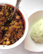 Крамбл с клубникой, сливой и фисташками