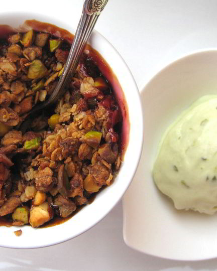 Рецепт крамбла с клубникой, сливой и фисташками