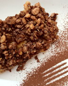 Крамбл с нектаринами и шоколадной гранолой