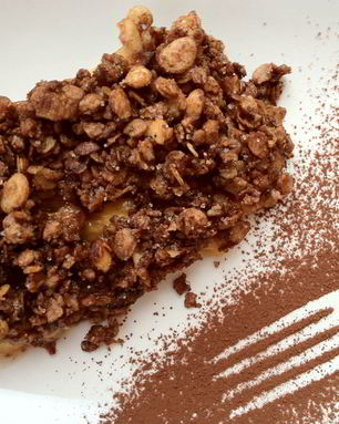 Крамбл с нектаринами и шоколадной гранолой