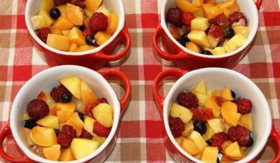 крамбл с овсяными хлопьями и фруктово-ягодным миксом