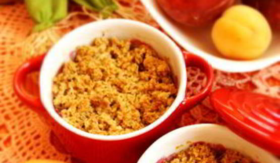 крамбл с овсяными хлопьями и фруктово-ягодным миксом