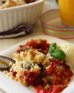 Крамбль с ревенем и клубникой