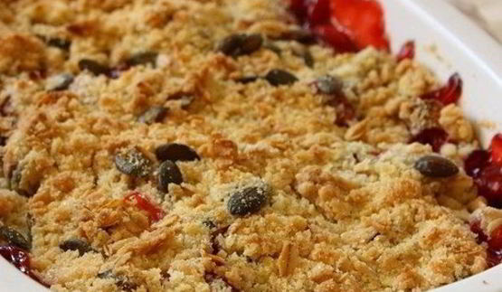 крамбль с ревенем и клубникой