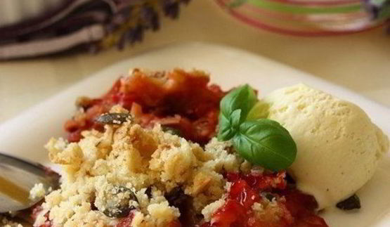 крамбль с ревенем и клубникой