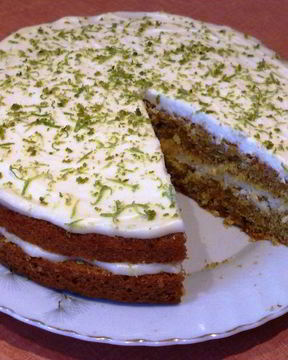 Бисквит с лаймом, миндалем и лимонным кремом