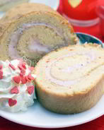 Бисквитный рулет с клубничным кремом